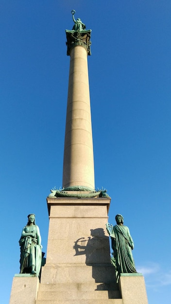 Foto niedrigwinkelansicht der statue