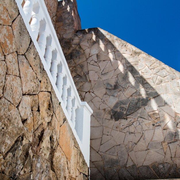 Niedrigwinkelansicht der Steinmauer vor klarem blauen Himmel