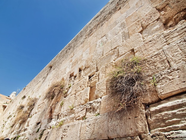 Niedrigwinkelansicht der Steinmauer vor klarem blauen Himmel
