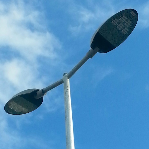 Niedrigwinkelansicht der Straßenbeleuchtung gegen den blauen Himmel