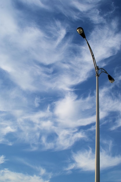 Foto niedrigwinkelansicht der straßenbeleuchtung gegen den himmel