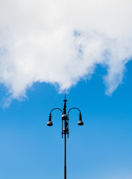 Foto niedrigwinkelansicht der straßenbeleuchtung gegen den himmel