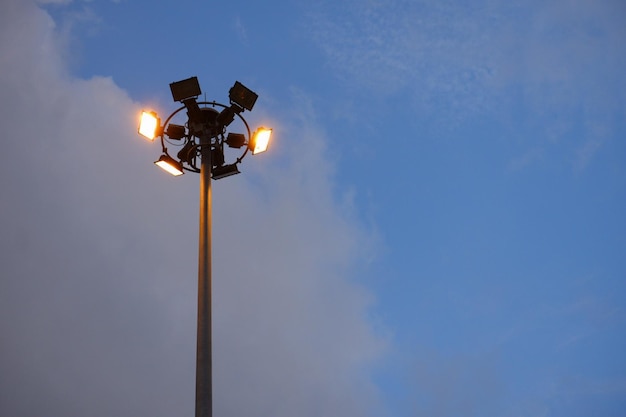 Niedrigwinkelansicht der Straßenbeleuchtung gegen den Himmel