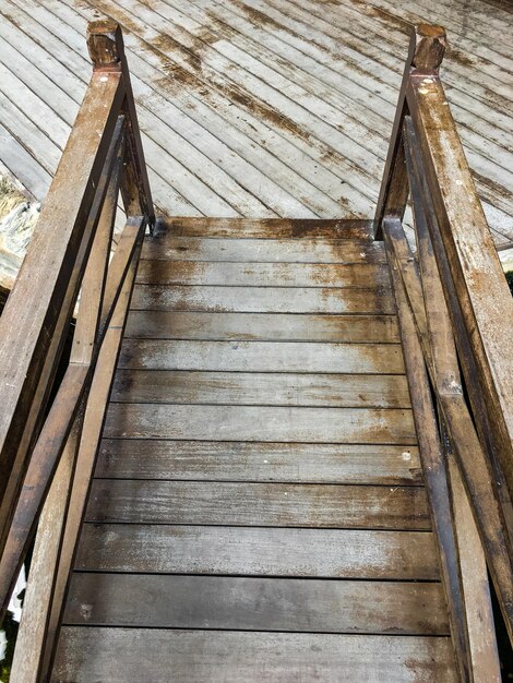 Foto niedrigwinkelansicht der stufen, die zum haus führen.