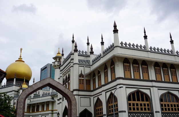 Foto niedrigwinkelansicht der sultansmoschee gegen den himmel