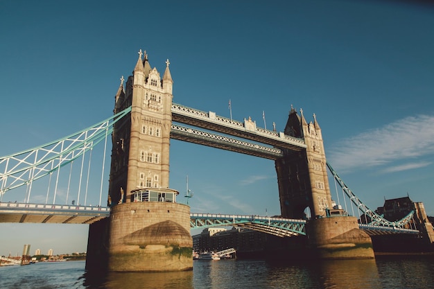 Niedrigwinkelansicht der Tower Bridge über die Themse gegen den blauen Himmel