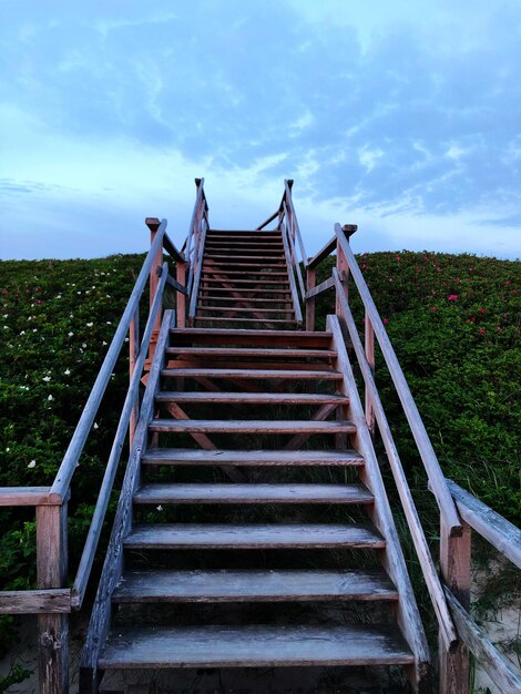 Foto niedrigwinkelansicht der treppe gegen den himmel