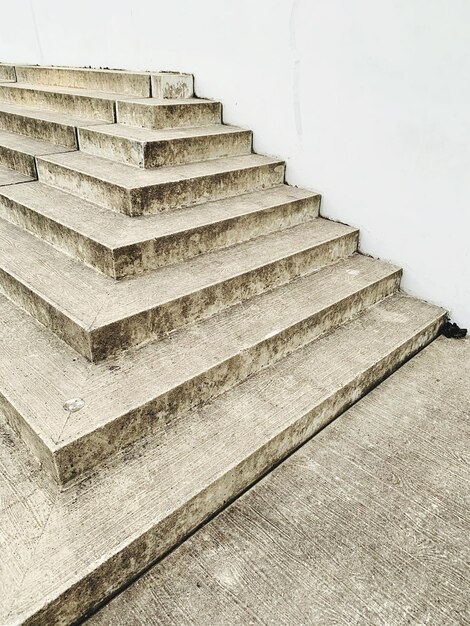 Foto niedrigwinkelansicht der treppe gegenüber dem gebäude