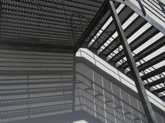 Niedrigwinkelansicht der Treppe im Gebäude
