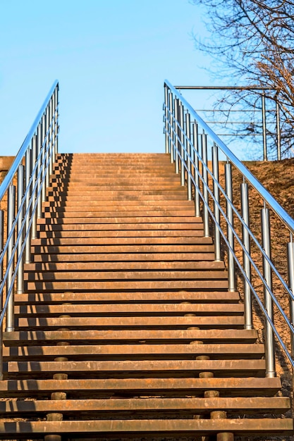 Foto niedrigwinkelansicht der treppe vor klarem himmel