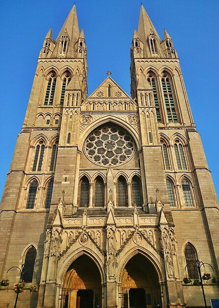 Foto niedrigwinkelansicht der truro-kathedrale vor klarem blauen himmel