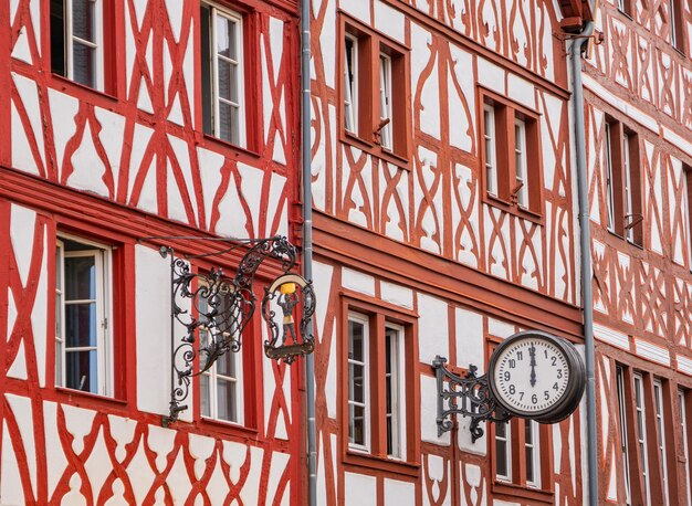 Foto niedrigwinkelansicht der uhr, die am gebäude hängt