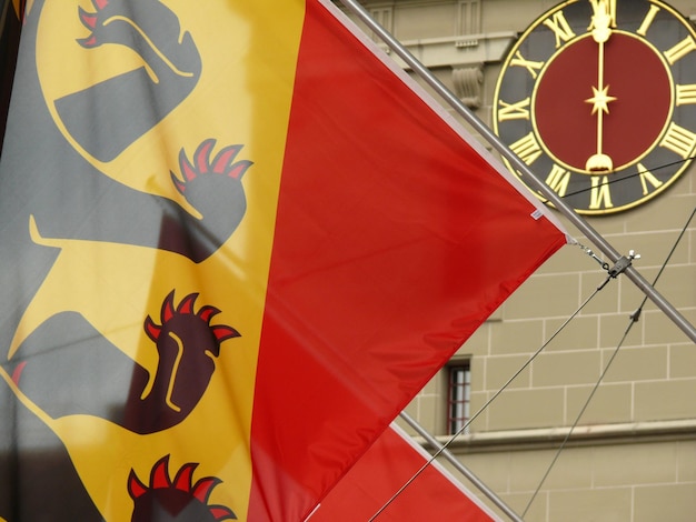 Niedrigwinkelansicht der Uhr gegen die gelbe Wand