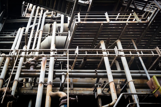 Niedrigwinkelansicht der verlassenen Industrie im Landschaftspark