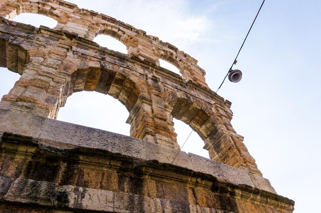 Foto niedrigwinkelansicht der verona-arena gegen den himmel