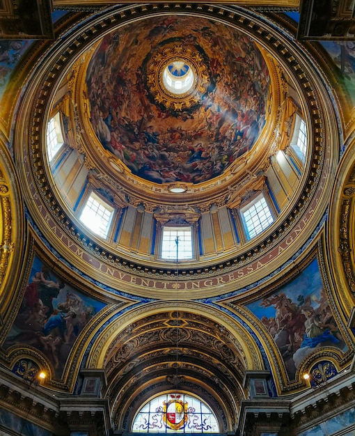 Niedrigwinkelansicht der verzierten Decke im Gebäude