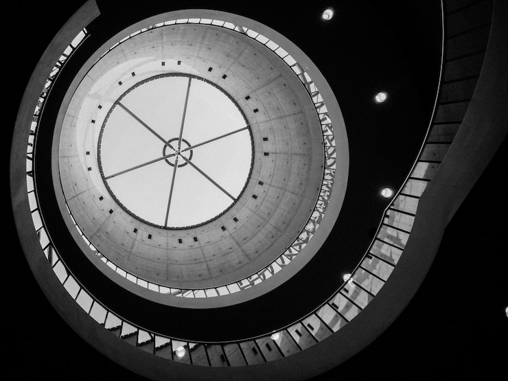 Foto niedrigwinkelansicht der wendeltreppe gegen das dachfenster