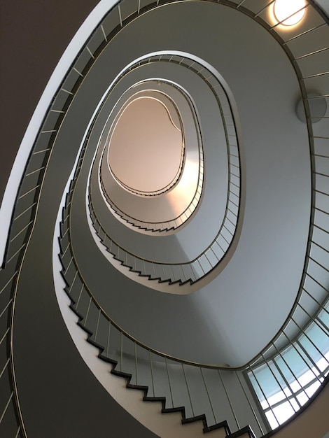 Niedrigwinkelansicht der Wendeltreppe