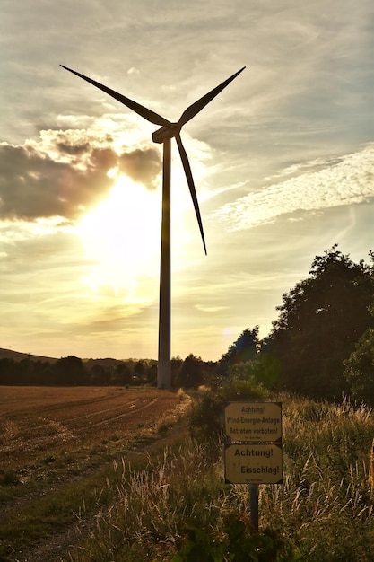 Niedrigwinkelansicht der Windmühle auf dem Feld gegen den Himmel bei Sonnenuntergang