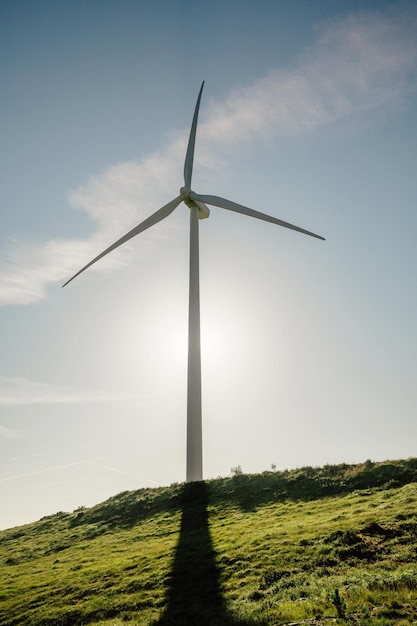 Foto niedrigwinkelansicht der windmühle auf den bergen gegen den himmel