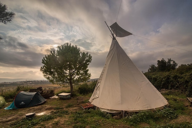 Foto niedrigwinkelansicht der windmühle gegen den himmel während des sonnenuntergangs in frankreich