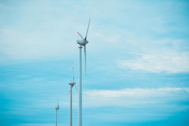 Niedrigwinkelansicht der Windmühle gegen den Himmel