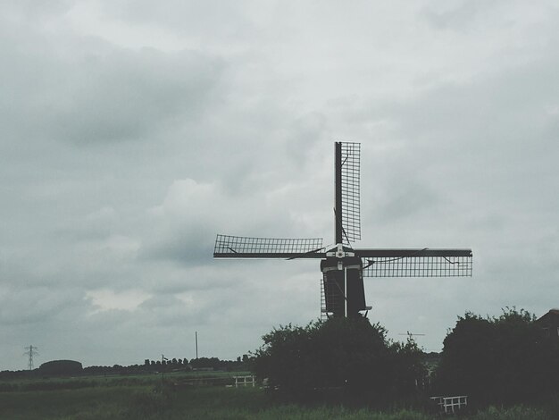 Foto niedrigwinkelansicht der windmühle vor bewölktem himmel