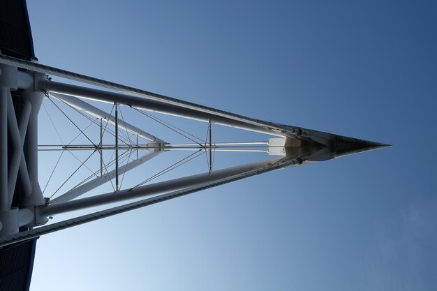 Foto niedrigwinkelansicht der windmühle vor klarem blauen himmel