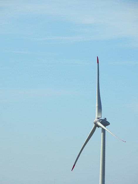 Niedrigwinkelansicht der Windturbine gegen den Himmel