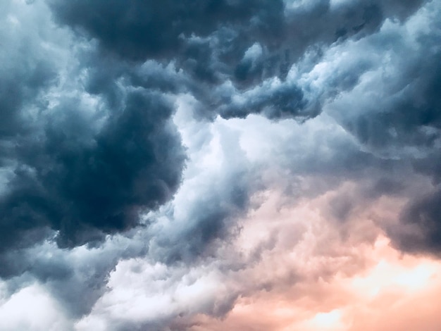 Niedrigwinkelansicht der Wolkenlandschaft beim Sonnenuntergang