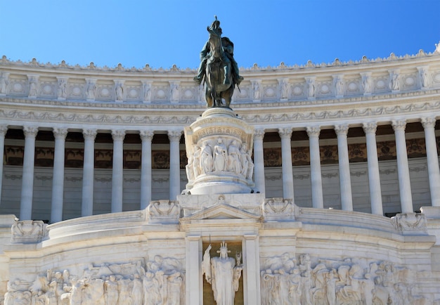 Niedrigwinkelansicht des Altare della patria gegen den klaren blauen Himmel in der Stadt
