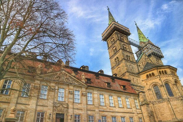 Niedrigwinkelansicht des alten Gebäudes gegen den Himmel