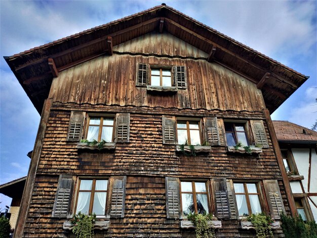 Foto niedrigwinkelansicht des alten gebäudes gegen den himmel