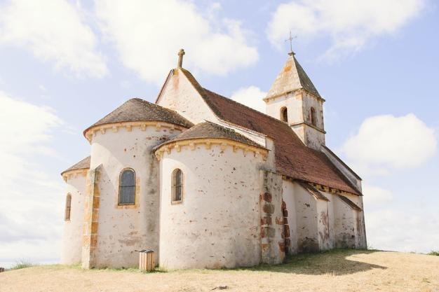 Niedrigwinkelansicht des alten Gebäudes gegen den Himmel