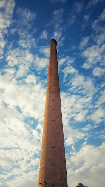 Niedrigwinkelansicht des alten Ofen-Schornsteins gegen den Himmel