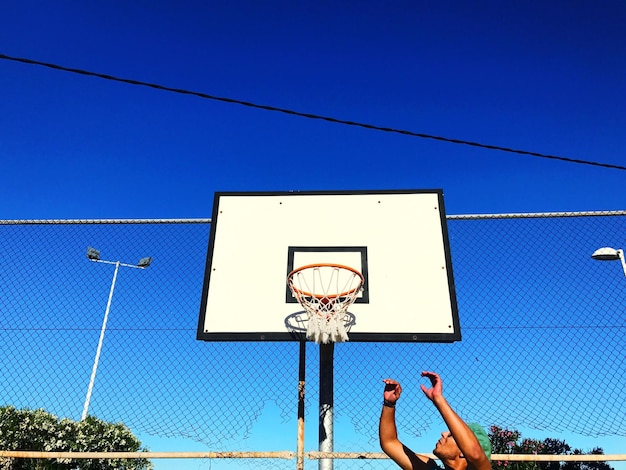 Foto niedrigwinkelansicht des basketballhoops gegen den blauen himmel