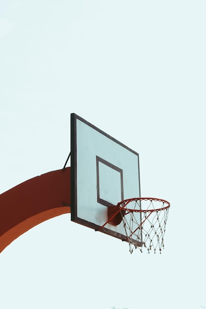 Niedrigwinkelansicht des Basketballhoops gegen den Himmel