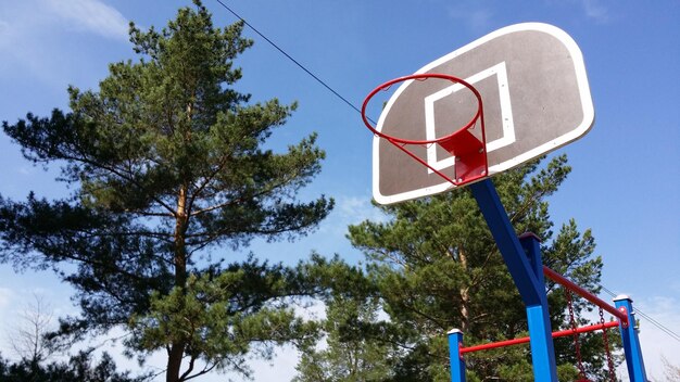 Niedrigwinkelansicht des Basketballhoops gegen den Himmel