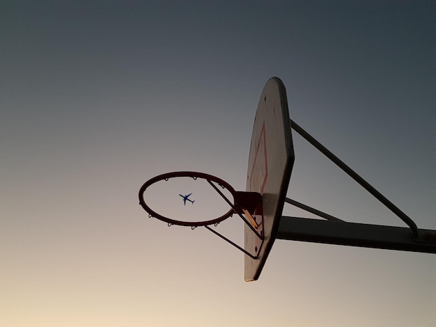 Niedrigwinkelansicht des Basketballhoops vor klarem Himmel