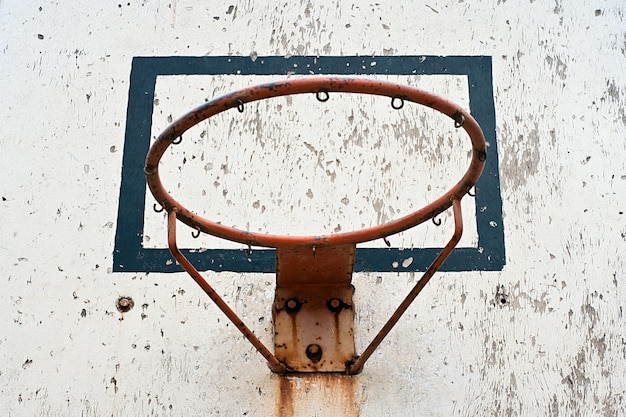 Foto niedrigwinkelansicht des basketballhoops