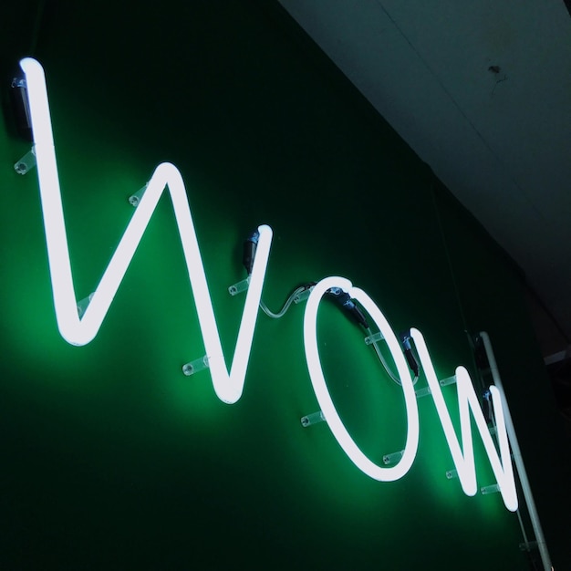 Niedrigwinkelansicht des beleuchteten Wow-Textes an der Wand