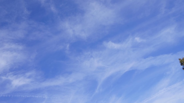 Niedrigwinkelansicht des blauen Himmels