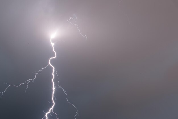 Foto niedrigwinkelansicht des blitzes am himmel