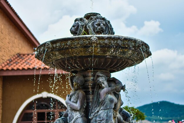 Niedrigwinkelansicht des Brunnen gegen den Himmel