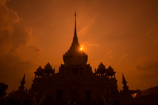 Foto niedrigwinkelansicht des buddhistischen tempels vor dem orangefarbenen himmel