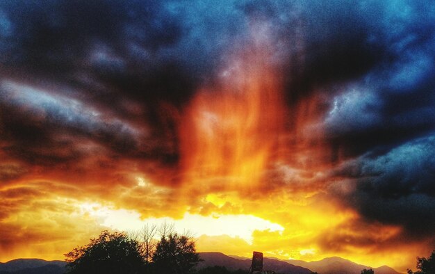 Foto niedrigwinkelansicht des dramatischen himmels bei sonnenuntergang