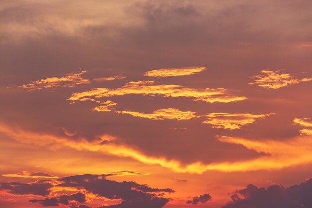 Foto niedrigwinkelansicht des dramatischen himmels bei sonnenuntergang