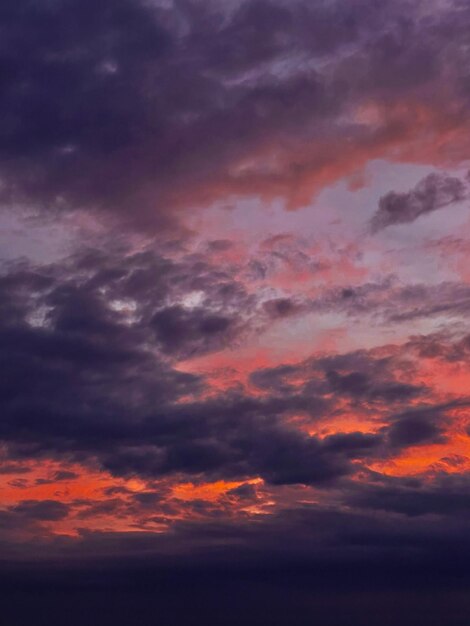 Niedrigwinkelansicht des dramatischen Himmels bei Sonnenuntergang