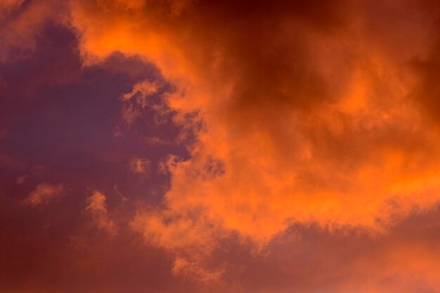 Foto niedrigwinkelansicht des dramatischen himmels bei sonnenuntergang