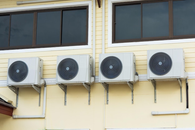 Foto niedrigwinkelansicht des fensters auf dem gebäude